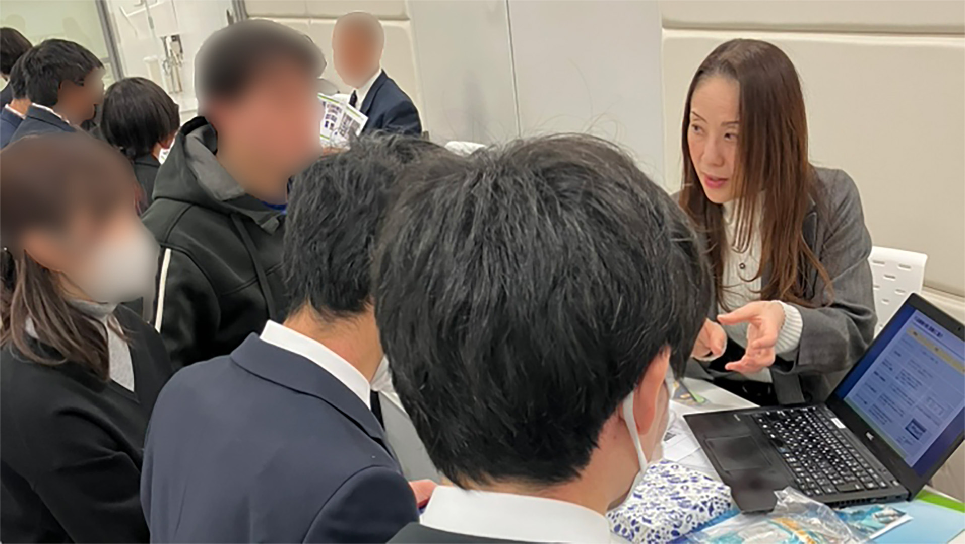 学生に企業説明中の画像