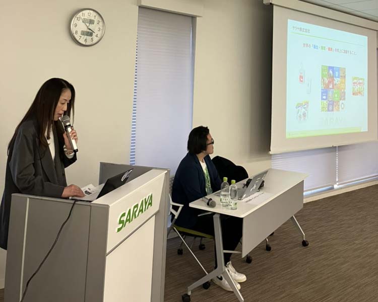 舞台で企業説明の画像