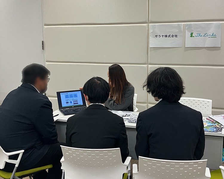 学生に企業説明中の画像